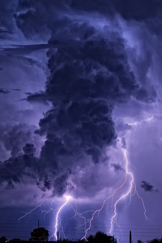 Молнии бьют из облака похожего на цилиндр