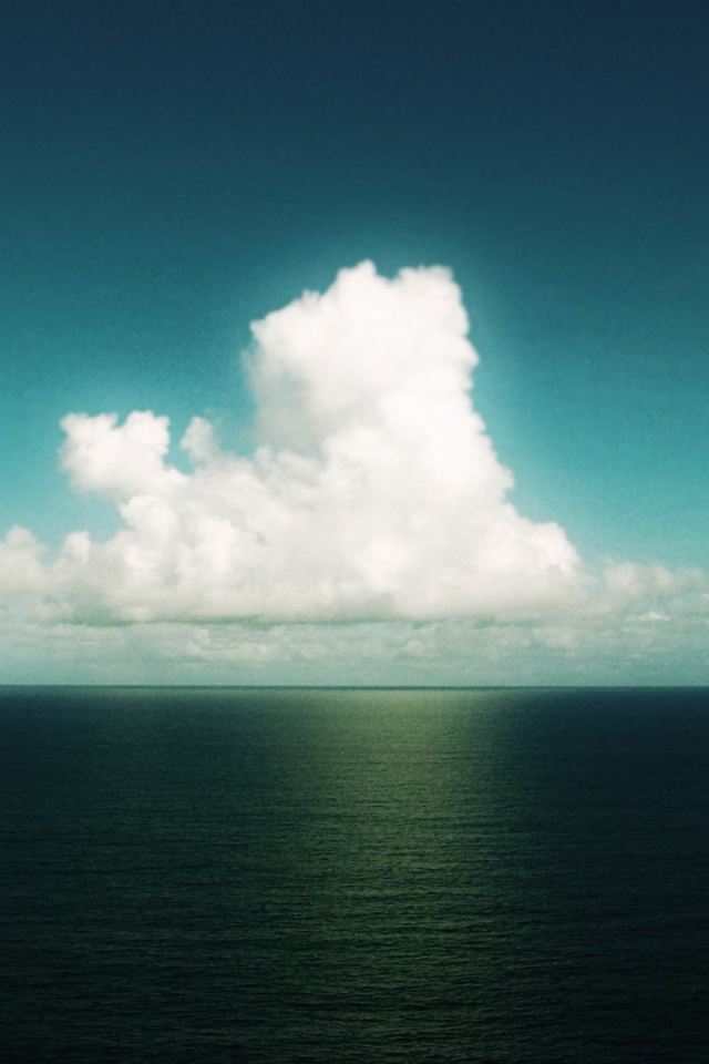 Одинокое облако над морем