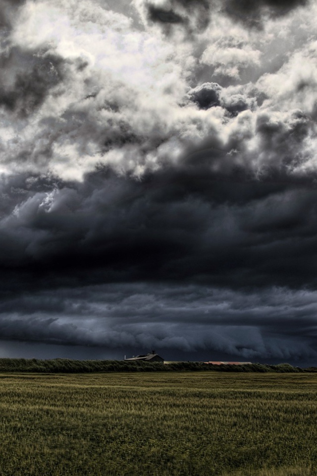 Мощный грозовой вал над фермой