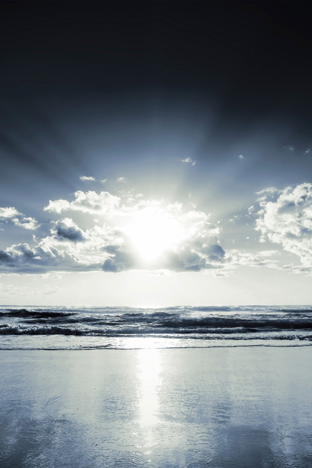 Лучи света сквозь облака над горизонтом
