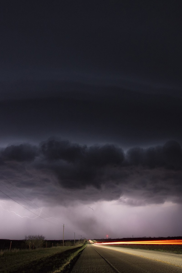 Круглое черное грозовое облако