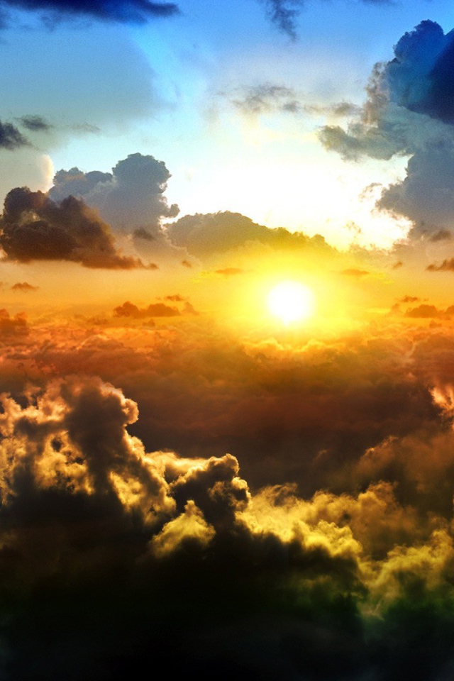 Солнце среди темных облаков над землей