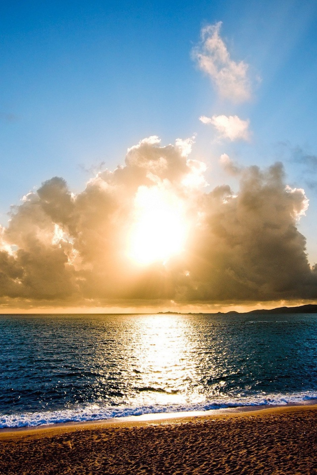 Солнце в пушистых облаках