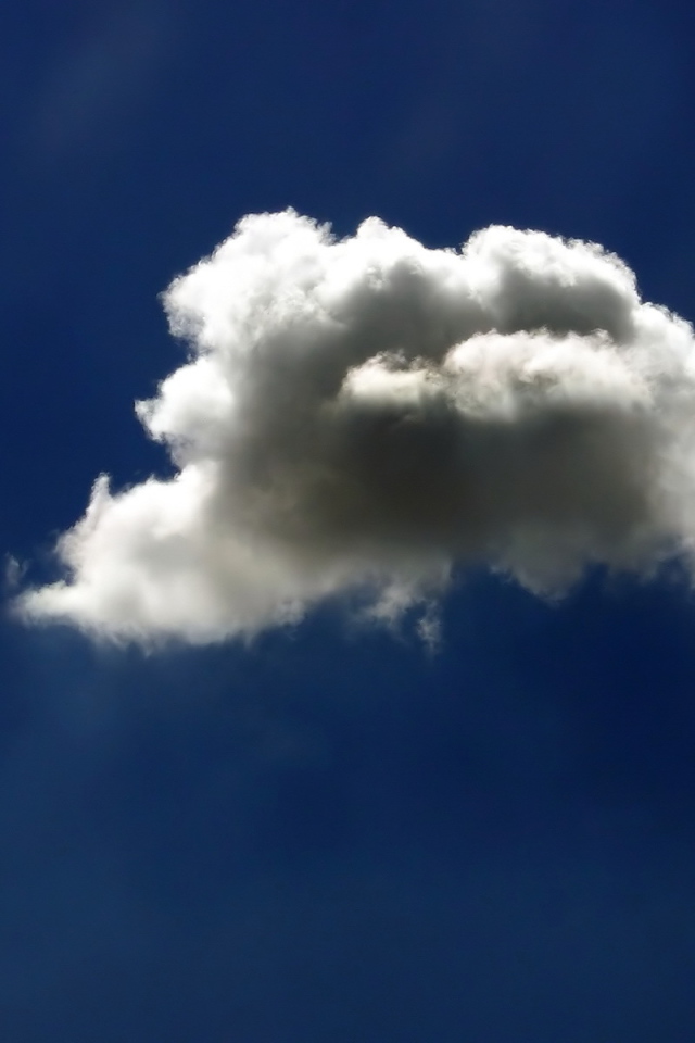 Маленькое облако в лучах солнца