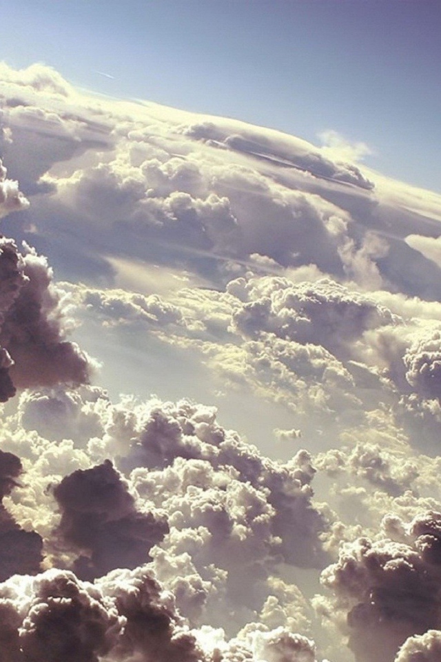 Густые облака над землей