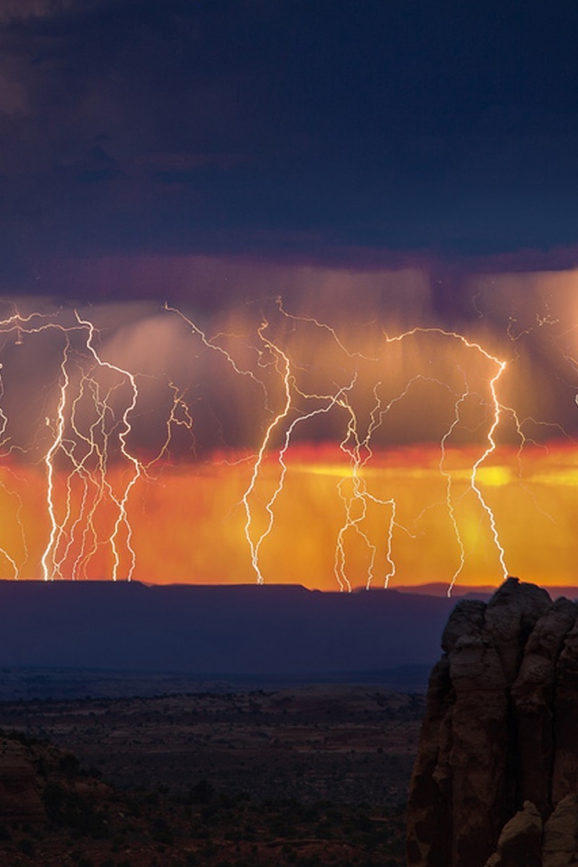 Гроза и молнии после заката