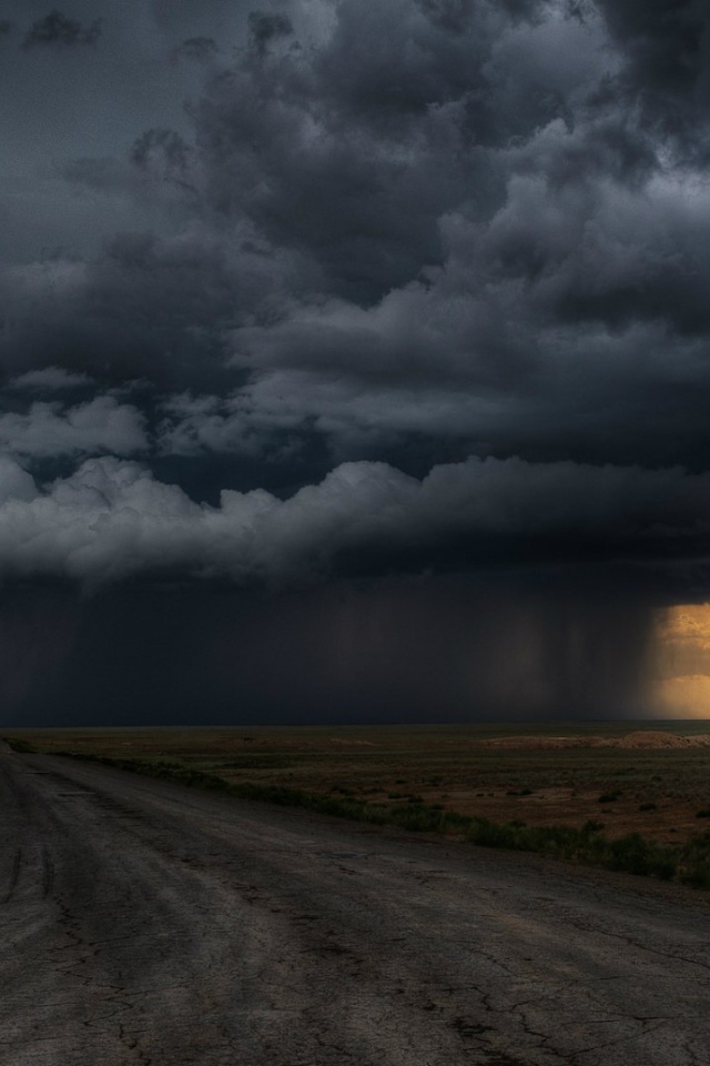 Грозовая туча над фермерским полем