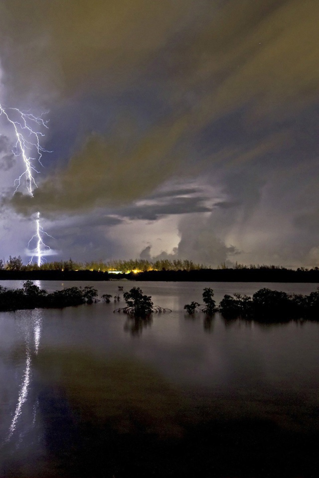 Молнии грозы отражаются в озере