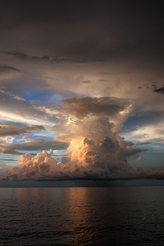 Над морем формируется торнадо