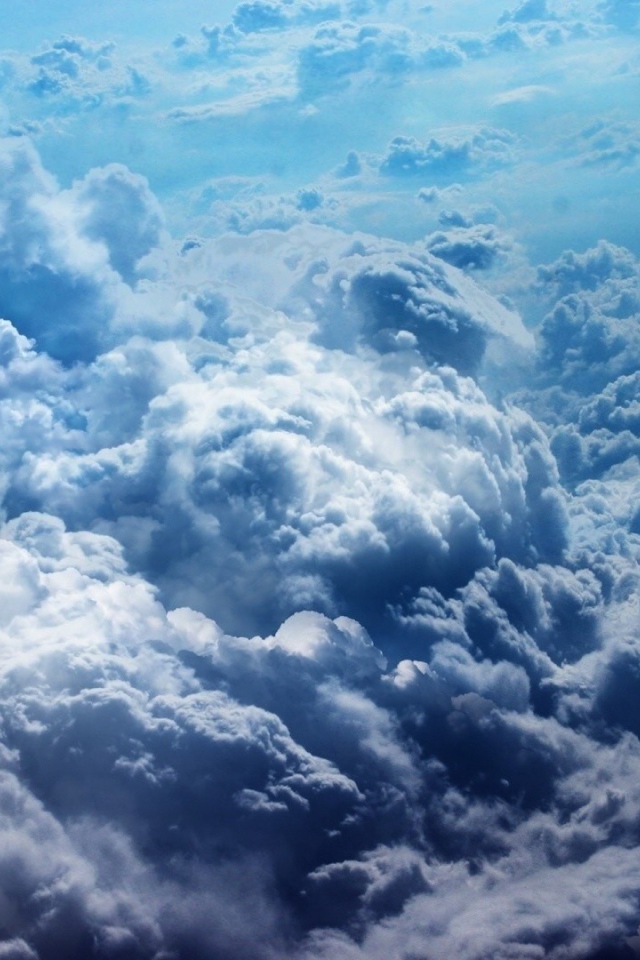 Вид на голубые кучевые облака