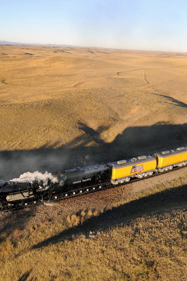 Поезд на железной дороге в пустыне