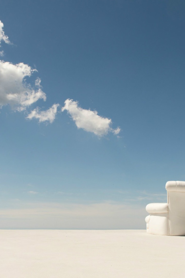 Кресло на белом песке пустыни