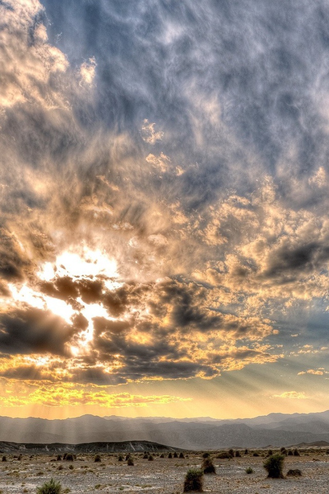 Тучи скрыли солнце над пустыней