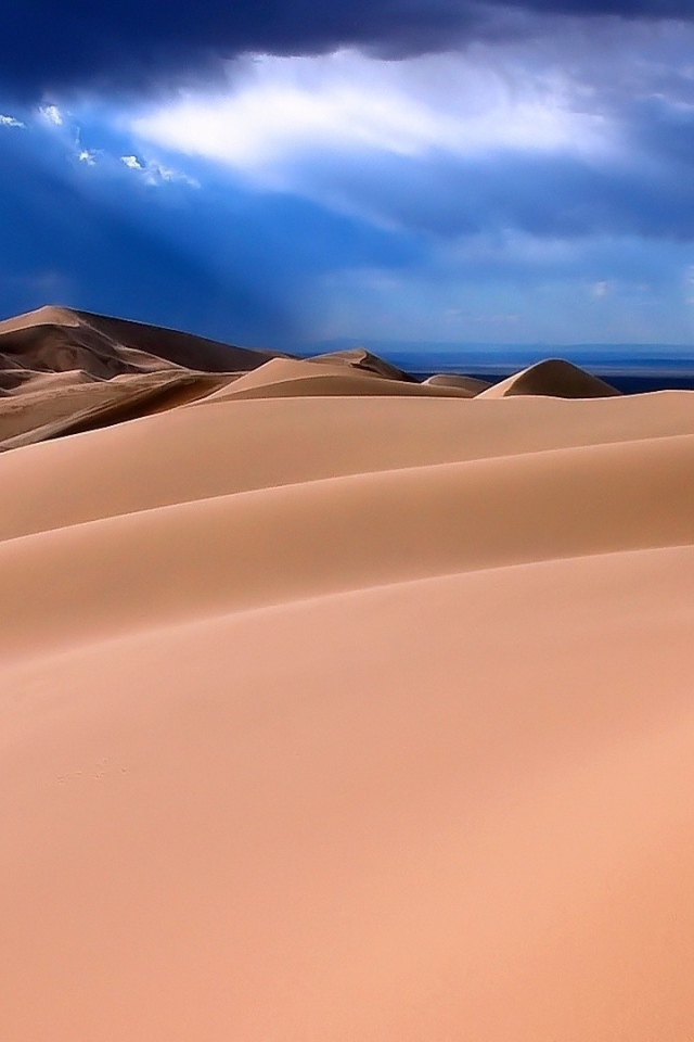 Барханы скрываются в синей дымке