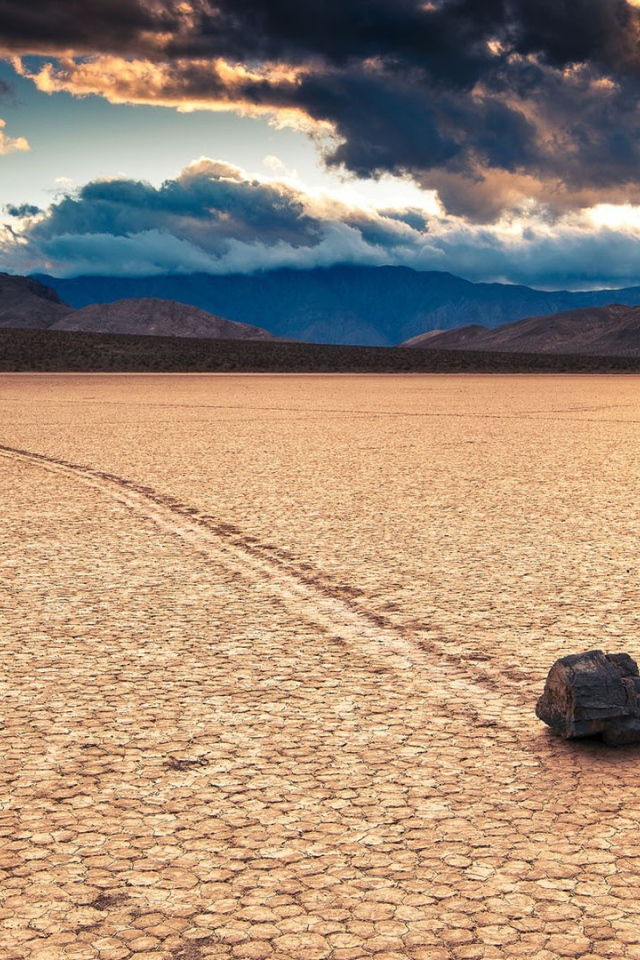 Одинокий камень путешествует по пустыне