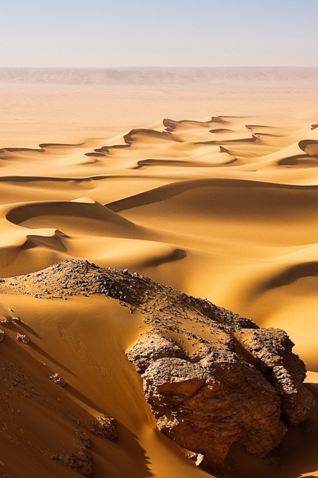 Камни под песком пустыни