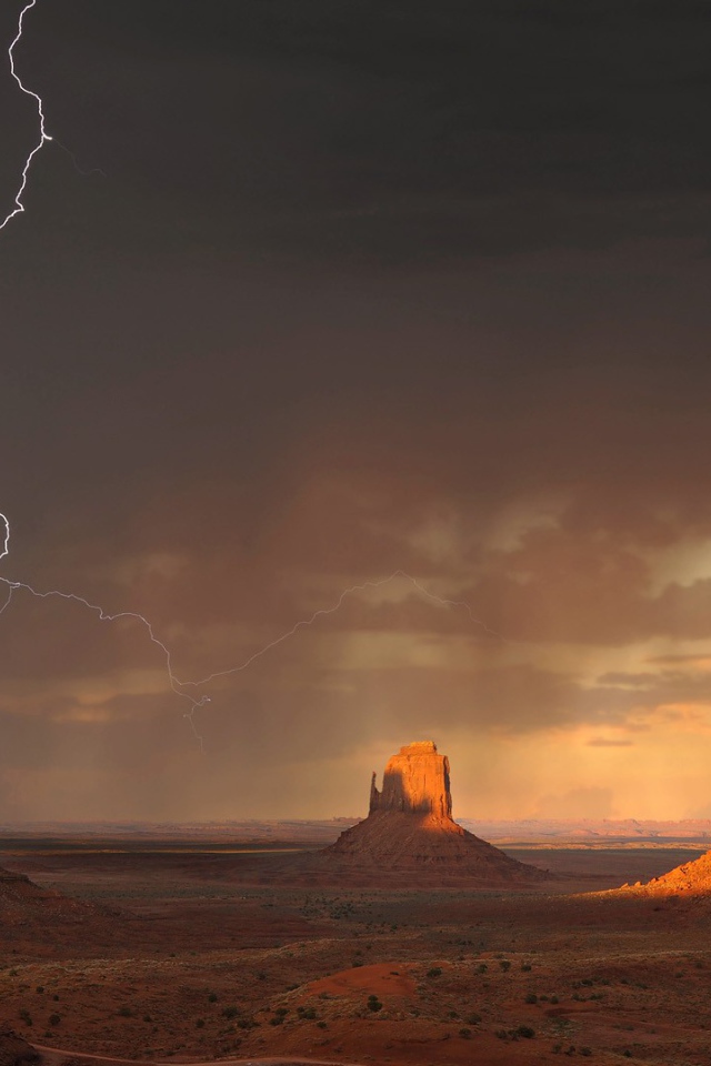 Гроза и молнии в пустыне