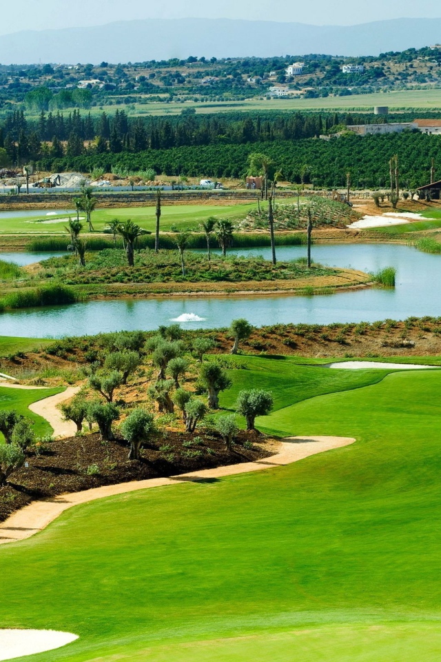 Роскошное поле в загородном гольф клубе