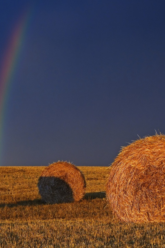 Радуга позади убранного поля