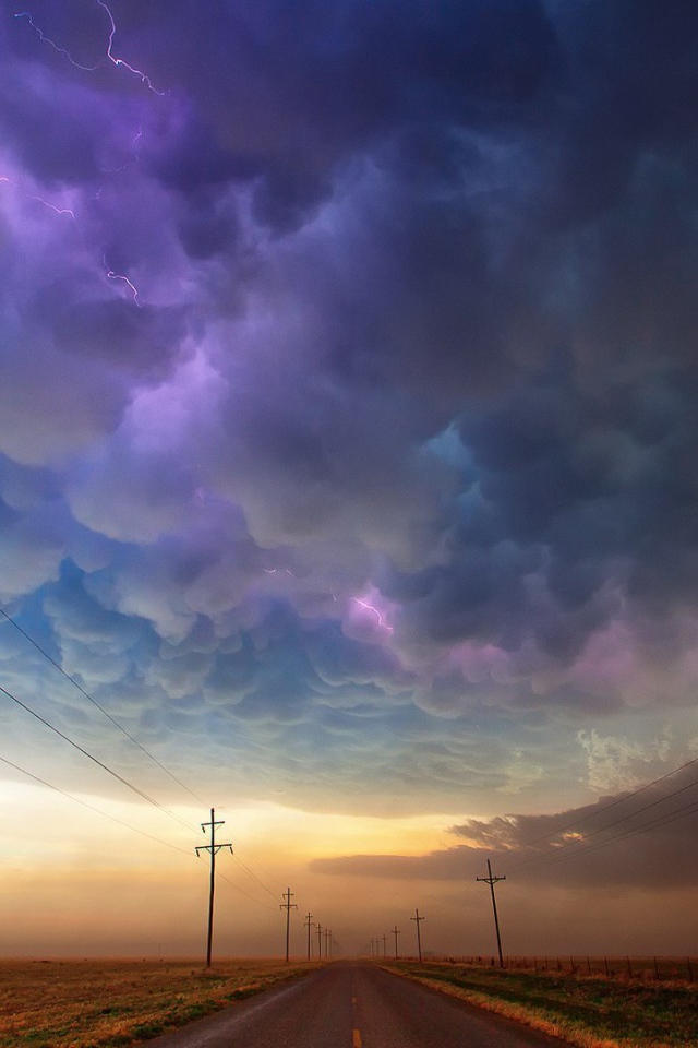 Сильная гроза над полями