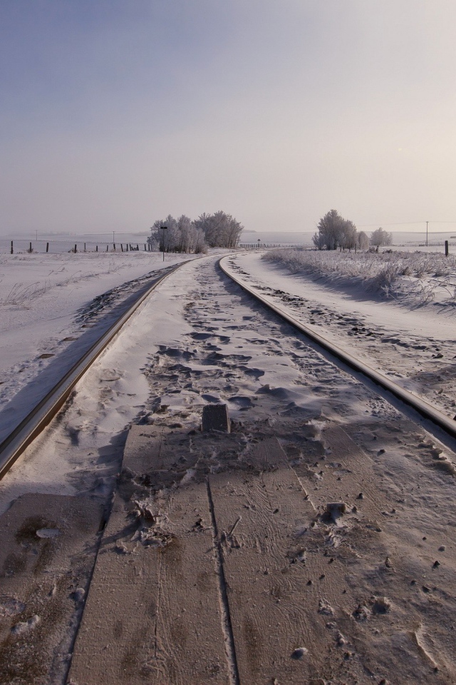 Железная дорога в поле зимой