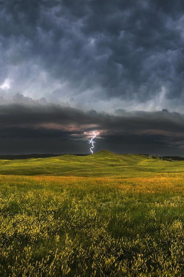 Гроза приближается к зеленому полю