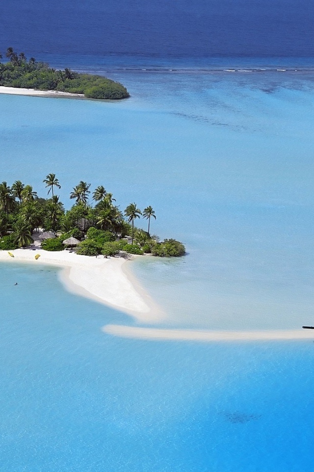 Одномоторный самолет на воде у тропических островов