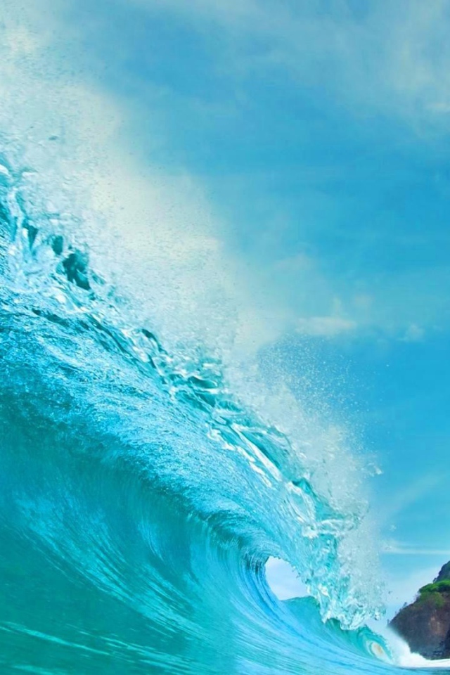 Голубая волна на фоне острова