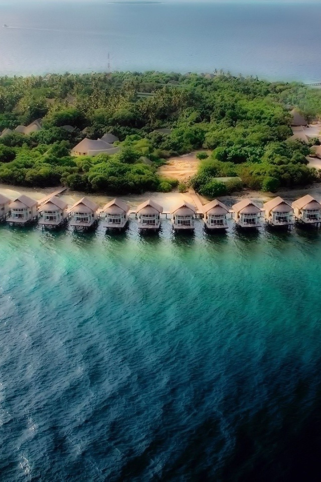 Домики вокруг острова в океане