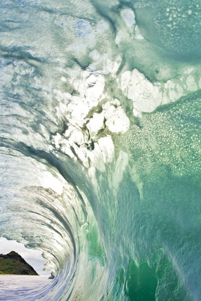 Остров в пене морской волны