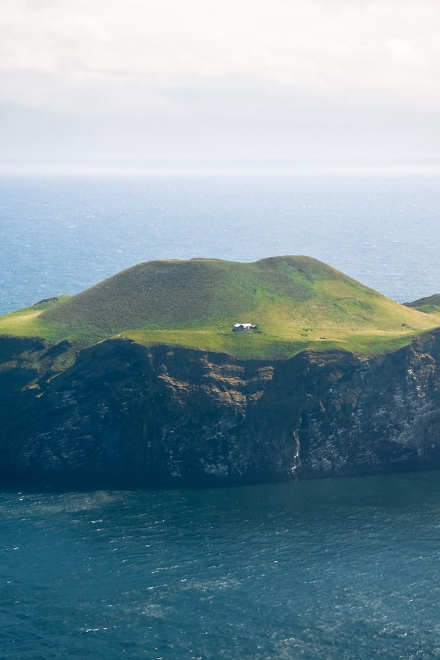 Остров недалеко от Исландии