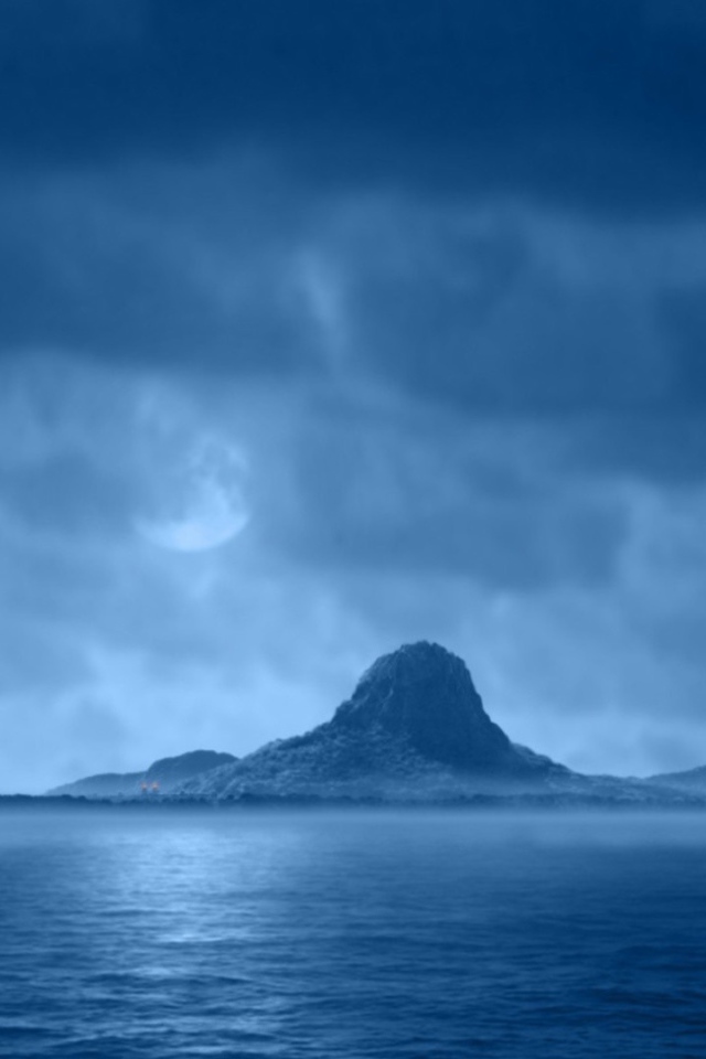 Остров среди тумана на море