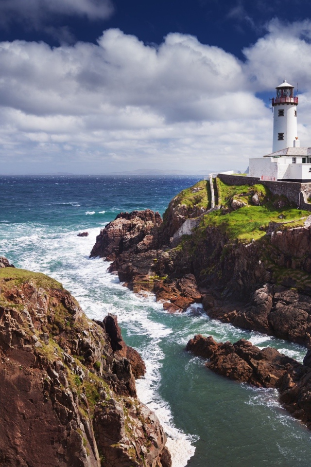 Маяк на острове у берега