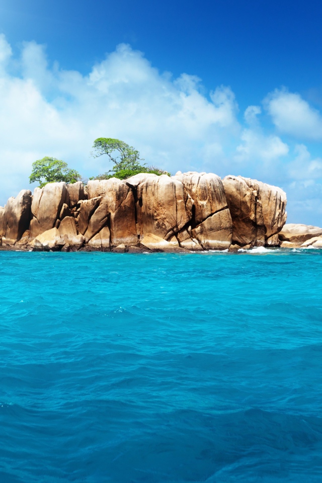 Скалистый остров в океане