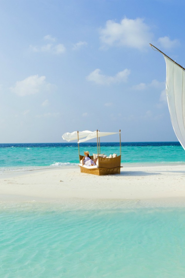 Парусная лодка у песчаного островка