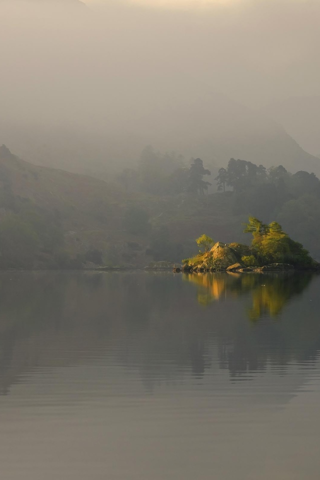 Остров на туманном озере