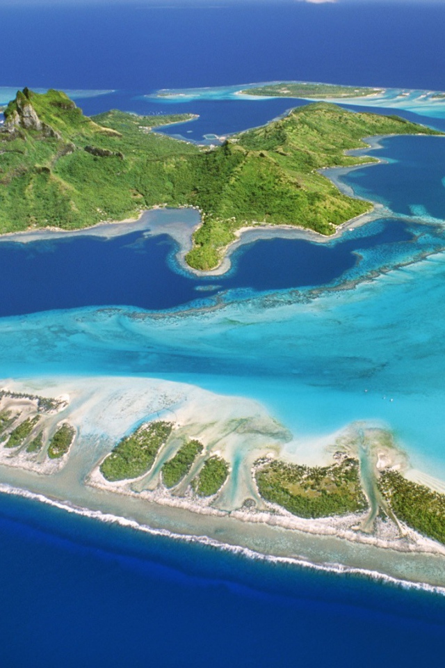 Рифы вокруг островка в океане