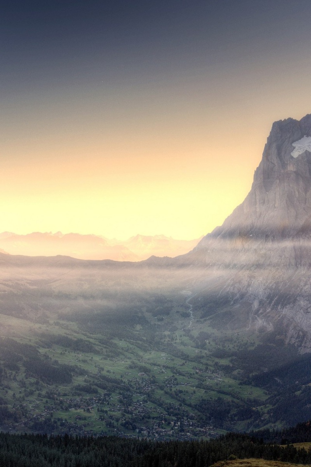 Ясное утро в горной долине