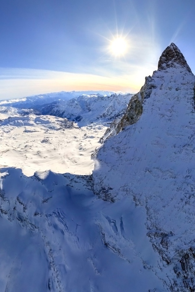 Острый горный пик в снегу