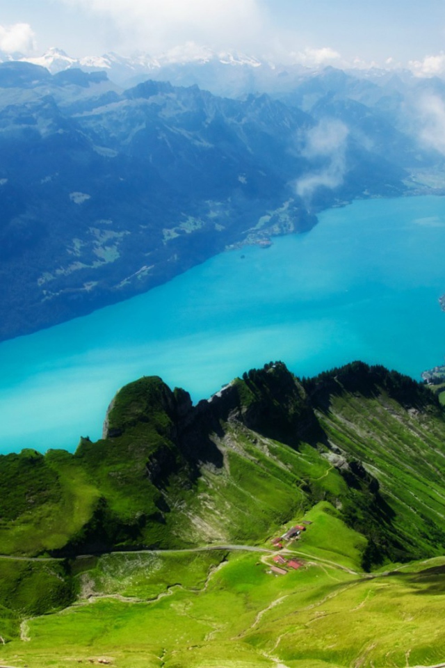 Голубое озеро среди гор в Альпах