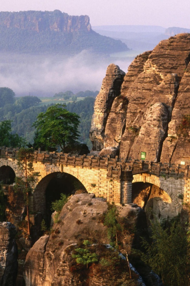 Мост на скалах в горах