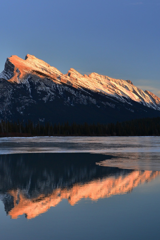 Вершины гор освещенные солнцем