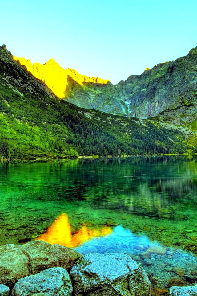 Прозрачная вода в зеленом горном озере