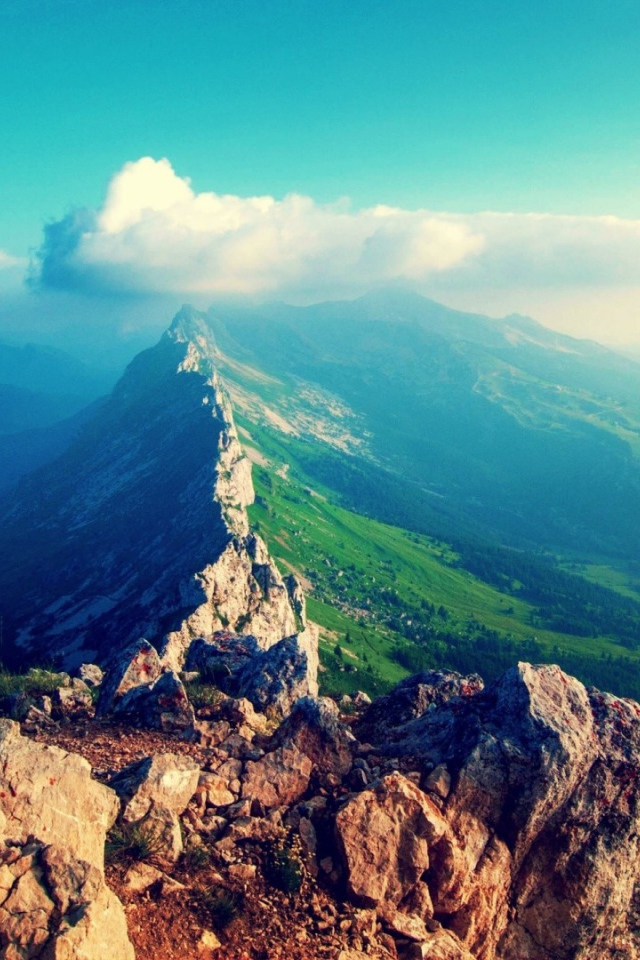 Облако пересекает горную гряду