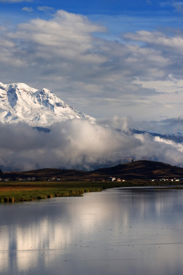 Облака между равниной и горной вершиной