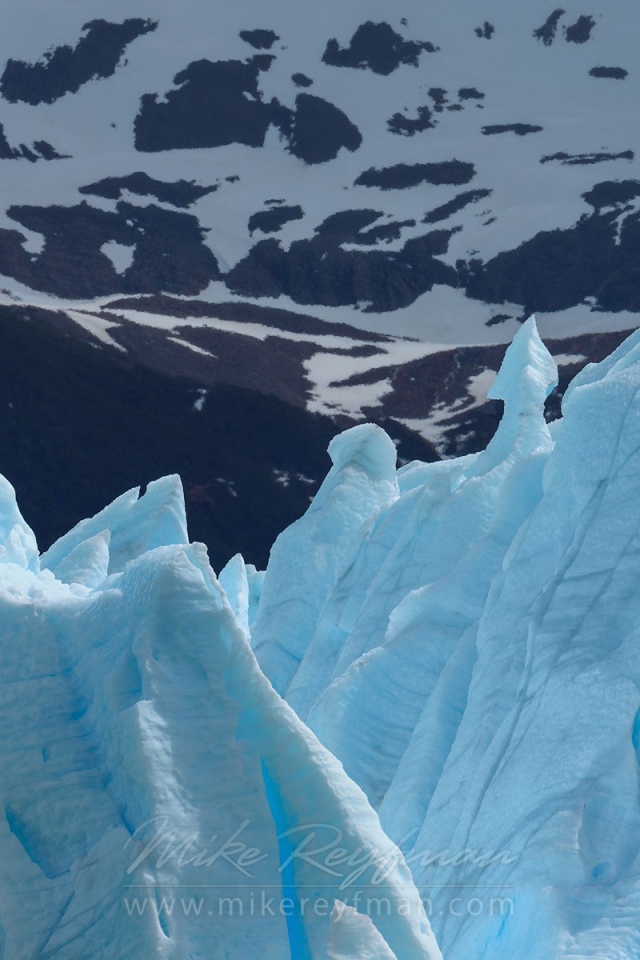 Глыбы голубого льда на фоне гор
