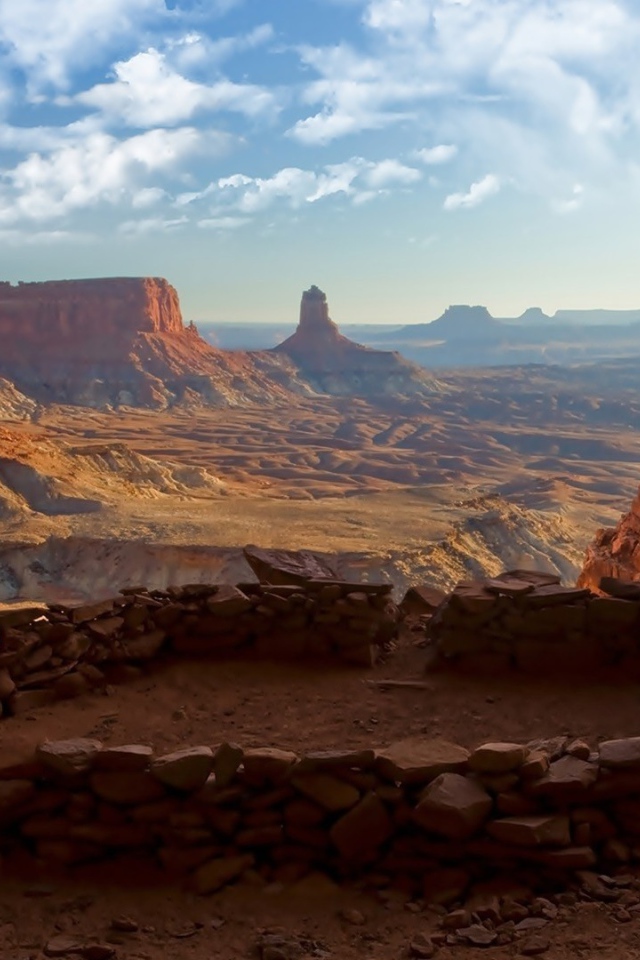 Постройка из камней в каньоне