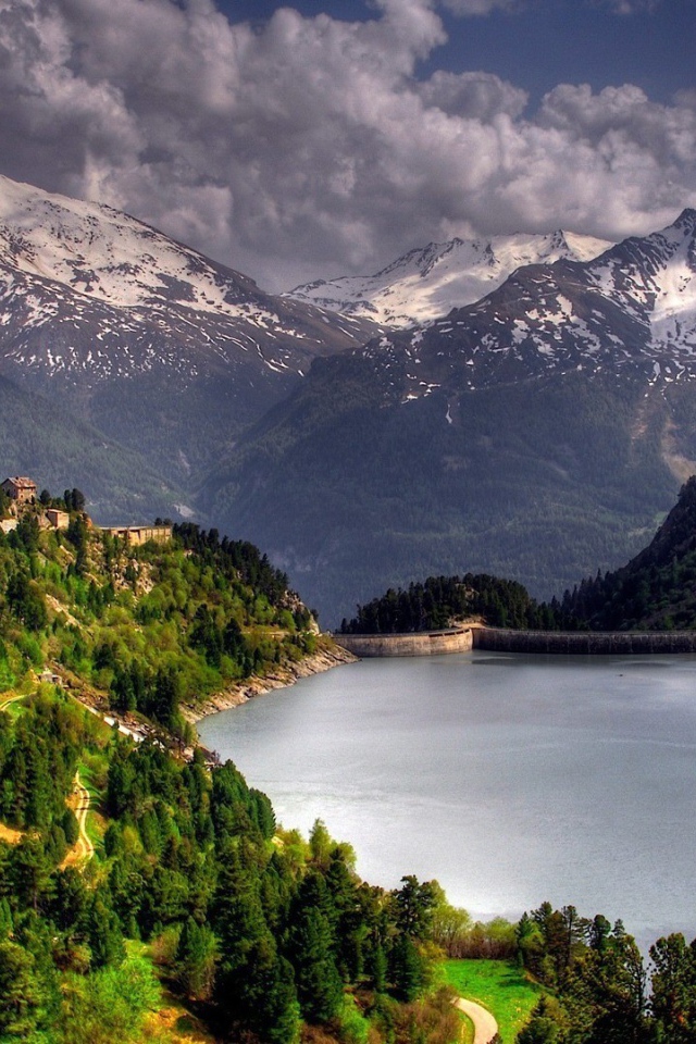 Дамба на озере в горах