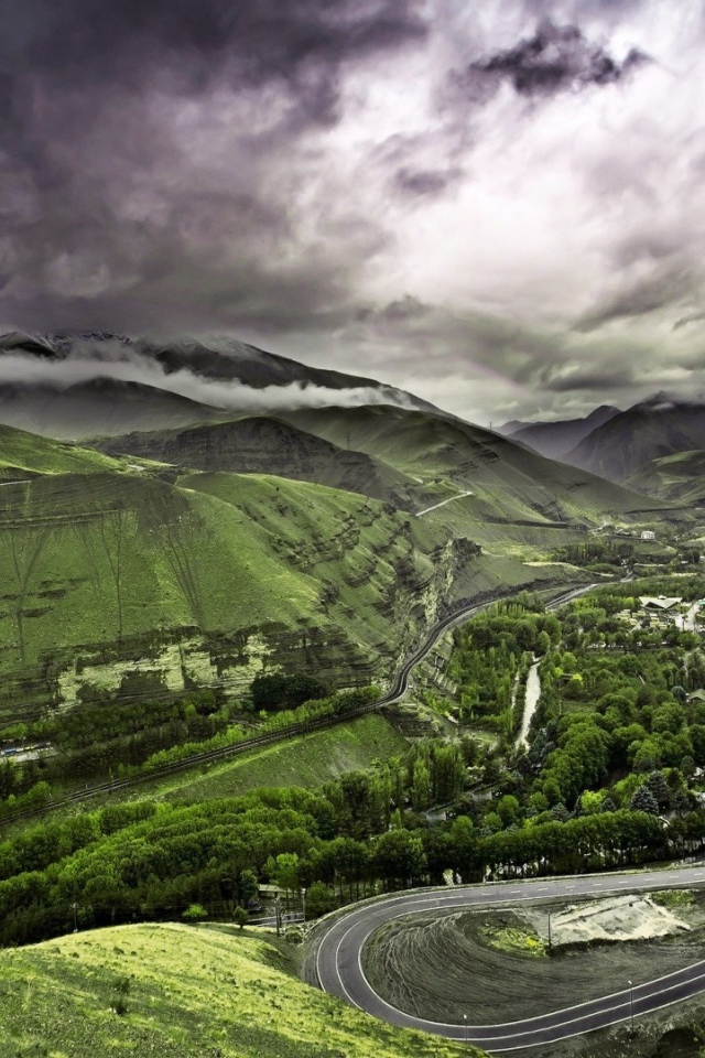 Дорога идет восьмеркой среди гор