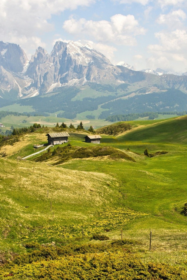 Фермы на зеленых полях среди гор